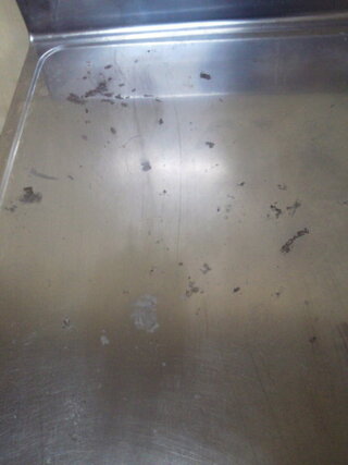 シンク周りの黒い汚れが取れませんサビは重層で取れたのですが 黒というか灰色 Yahoo 知恵袋