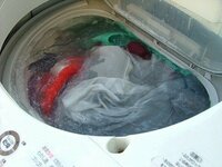 洗濯機の水位の不具合について。洗濯機使用時の水量が最近おかしいです。 National(パナソニック)の8kg全自動洗濯乾燥機（NA-FDH800A）を使用しております。2004年製で、2005年に購入し、約7年半使用しております。
低水量22L・38L・49Lで設定しても、水位が57L位の多い水量までは水が止まらず、そこから洗いまたはすすぎが始まります。
そして、57Lや67Ｌだと、内...