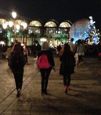 この後ろ姿は少女時代の誰ですかぁ ちなみに場所はディズニー Yahoo 知恵袋