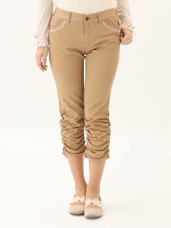 裾がクシュクシュしたズボン。画像のようなズボンがある服屋（ブランド）を教えてください！ クロップドパンツで裾がクシュクシュしたズボン。 

画像のズボンはaxes femmeのものなのですが、3990円するのでもうちょっと安いのはないかなと思いました。
このクオリティで3990円は安いのでしょうか？ 
服の値段についてあまりよくは分からないので教えてください！