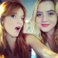 よくベラ ソーンと一緒に写真とられていた金髪のこの女の子の名前を教えてくださ Yahoo 知恵袋