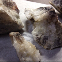 河原で白い石を拾いました 石英 結晶質石灰岩どちらでしょうか Yahoo 知恵袋