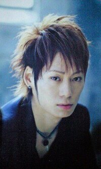 Uverworldのtakuyaさんみたいな髪型にしたいのですがなかなか Yahoo 知恵袋