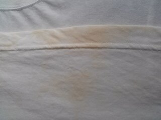 洗濯したらこんなシミが出来ました 洗濯方法は普通です 洗剤はアリエール 柔軟 Yahoo 知恵袋