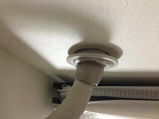 エアコンのホースと壁の間に隙間ができていました どこに修理の依頼を Yahoo 知恵袋