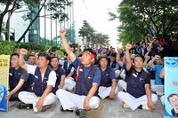 韓国の労働組合は立場が強いのですか？ こんなに要求して大丈夫なのでしょうかね？

http://jbpress.ismedia.jp/articles/-/38518

写真は現代自動車の労組のデモ風景。