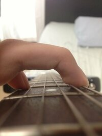 ギター Gコード

薬指の腹が5弦に当たってしまいます。これ以上立てると1弦の音が出ません。

どうやって抑えるんですか？ 
