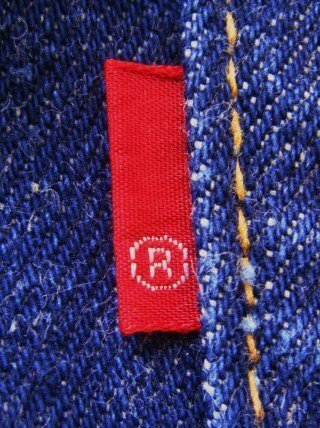 リーバイス赤タブ“R”のみについて。 - 赤タブに社名が入らずR
