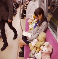 女子高生の電車でのマナーについてです 貴方だったら注意しますか Yahoo 知恵袋