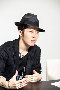 Miyaviさんがｔｖなどで着ている服はどこのブランドですか Jo Yahoo 知恵袋