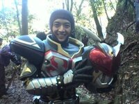 仮面ライダー剣のこの写真は何ですか スーツ着てるの変身前の人ですよね Yahoo 知恵袋