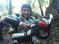 仮面ライダー剣のこの写真は何ですか スーツ着てるの変身前の人ですよね Yahoo 知恵袋