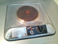 IHコンロの錆落としについて 業務用のIHコンロの吹きこぼれ等による錆（画像参照ください）を落としたいのですが、
1、専用の錆落とし薬品を購入する
2、ペーパー等でゴシゴシ削る
3、その他

1 でおすすめの物があれば教えてください。
2 の場合、コンロ表面をゴシゴシ擦っても大丈夫でしょうか？IHヒーター機能に影響は？
3 その他、サンポールに漬け置くなどありますが、裏ワザなど...