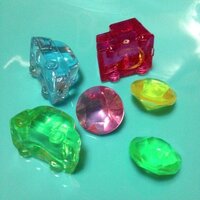 ゲームセンターで取れるオモチャで一緒に落ちてくるプラスチックの使い