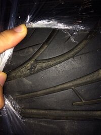 タイヤについてお聞きします タイヤの縦溝が劣化でヒビがぐるっと一周入っ Yahoo 知恵袋