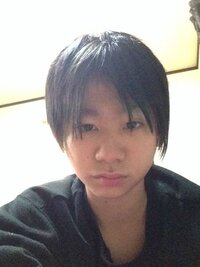 顔の歪みが酷いです 全体的に右顔半分 写真では左半分 が上がっ Yahoo 知恵袋