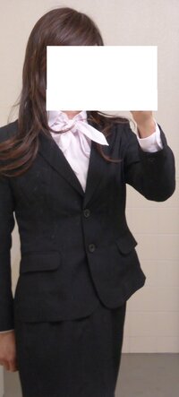 リクルートスーツの中にこのようなリボンタイのブラウスはおかしいでし 