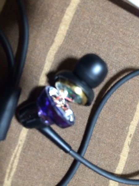 イヤホンが壊れました。音は鳴りますが画像のようになってしまったので