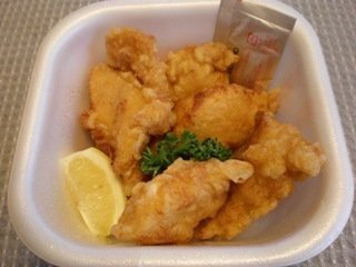 餃子の王将の持ち帰りメニューで 鶏の唐揚げ に付いてる白いえびせんのようなガ Yahoo 知恵袋