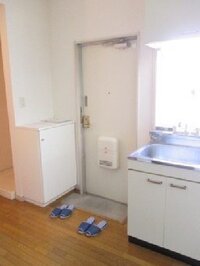 こんなに玄関が狭い家に2人以上で住んでる人いますか この下駄箱じゃ一人分でいっぱ 教えて 住まいの先生 Yahoo 不動産