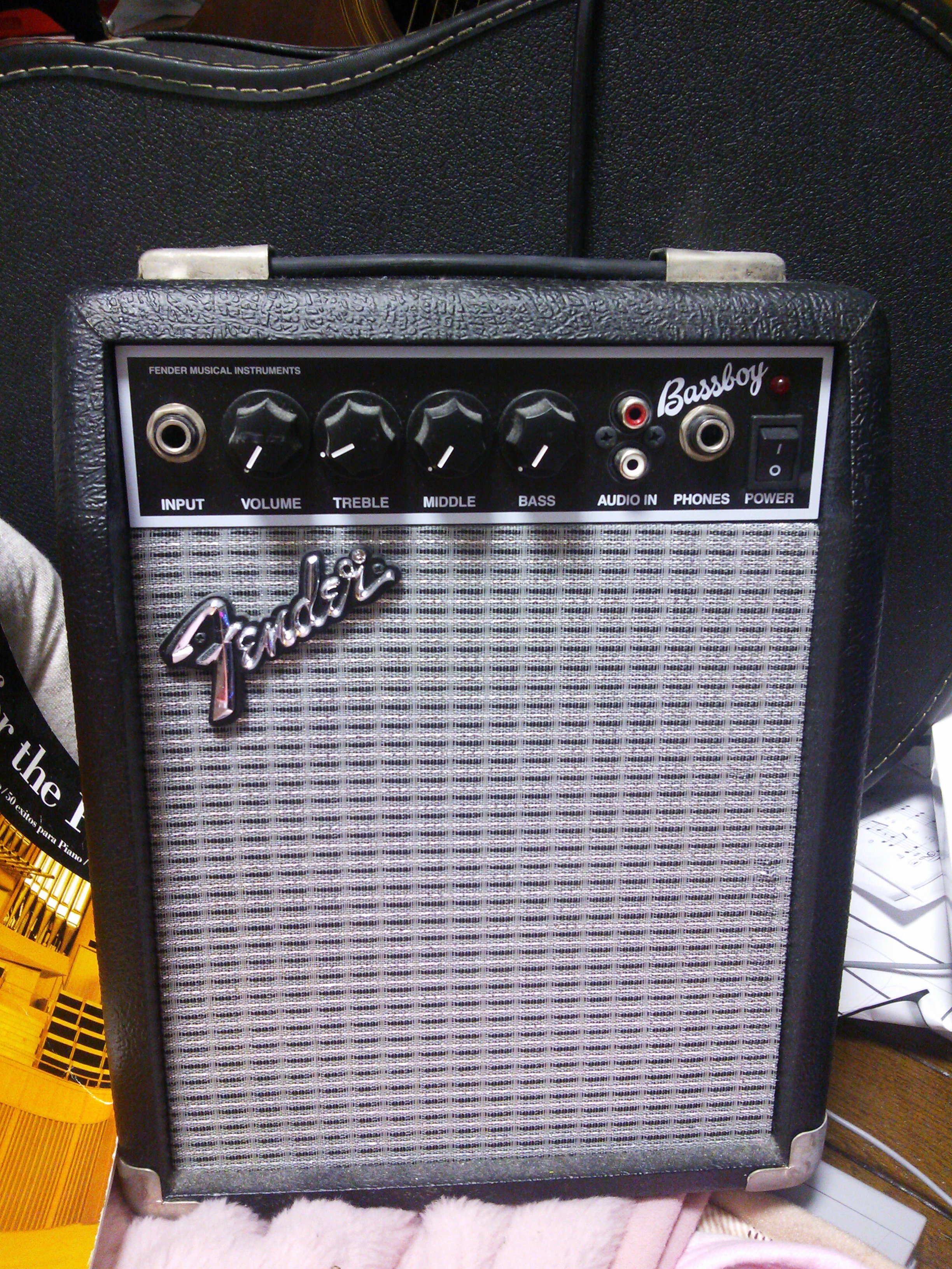エレキギターをアンプに繋ぎたいのですが、FenderBASSBOY - Yahoo