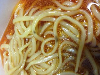 カップ麺なんですが この麺の黒い部分ってなんだと思いますか 食べて Yahoo 知恵袋