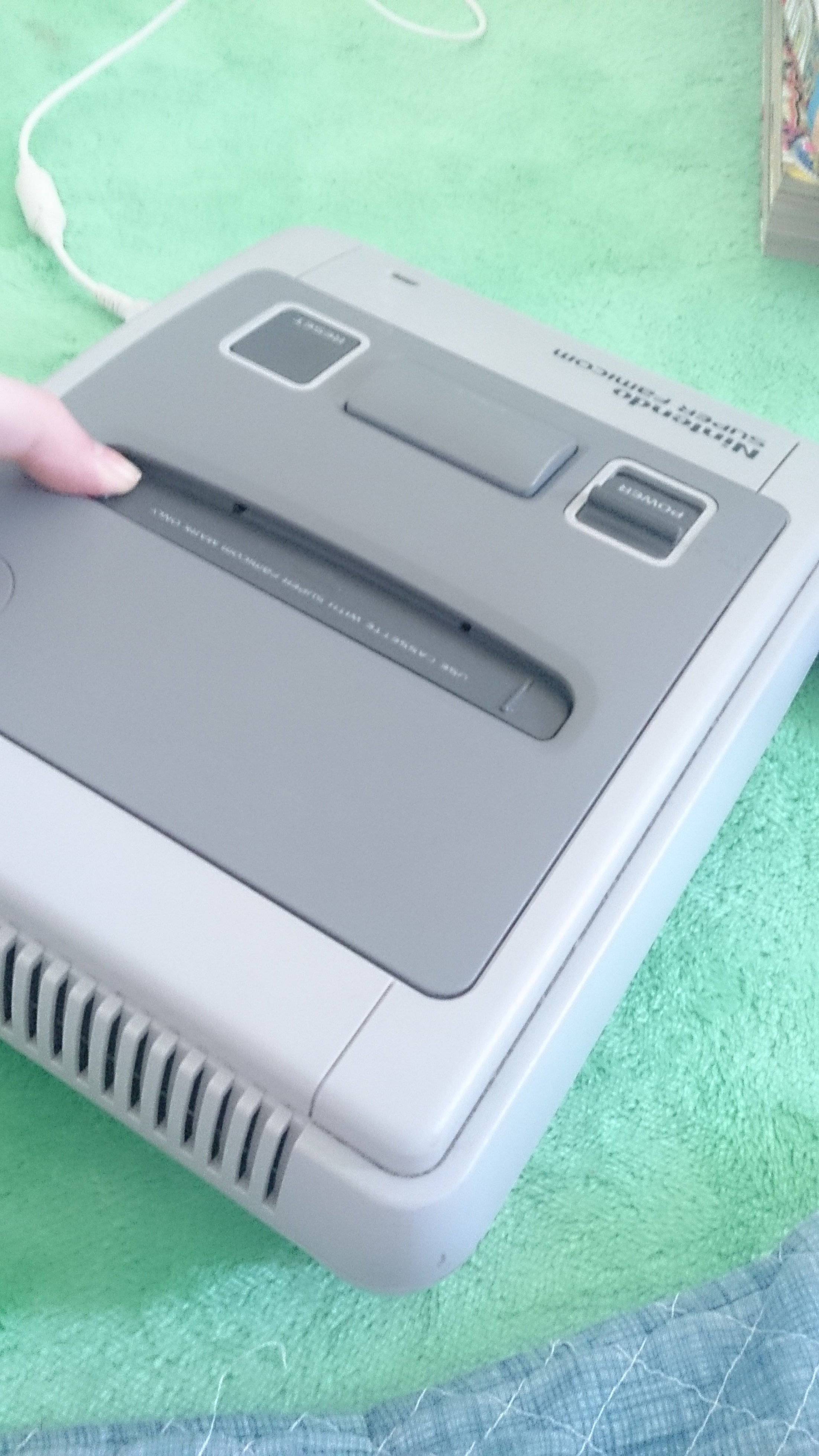 スーパーファミコンのカセット部分が開かないです指で押してもここまで