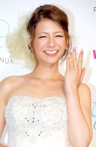 タレントのスザンヌさんは略奪婚で批判されているにも関わらず 出産後ママタレン Yahoo 知恵袋