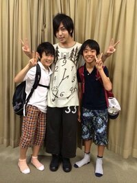 蒼井翔太の側にいる二人は誰ですか 子役 一人でも知ってたら教えてもらいません Yahoo 知恵袋