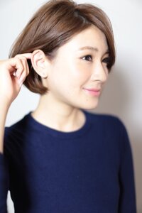 男子に質問 例えば女子が このように髪を耳にかける仕草は ドキドキしますか Yahoo 知恵袋