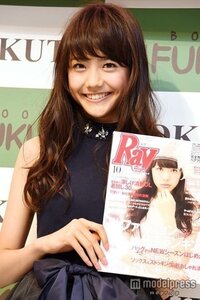 今、人気の松井愛莉ちゃん。
17歳にしてはちょっと老け顔じゃありませんか？
あと可愛らしいと思うんですけど、この笑うと横に広がる口苦手です。 