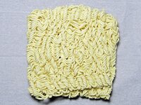 ラーメンの茹で汁は捨てたほうがいい？


袋入りのインスタントラーメンですが。
最初に麺を茹でたお湯は油が多い？
捨てたほうがいい？

新しいお湯でスープを作ったほうがいい？ 
