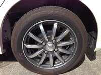 タイヤの変色についてです.新車で買って1ヶ月ほど経った車の