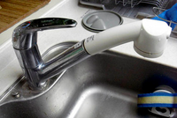 赤ちゃんの沐浴と蛇口についてシンクでの沐浴を考えています 我が家のキッチンの Yahoo 知恵袋