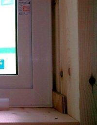 ただいま新築中です 現場に入ってサッシをみると サッシの枠と木の外枠との間に1c 教えて 住まいの先生 Yahoo 不動産