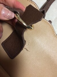 かばんの修理をしたいです。

持ち手の付け根部分の縫い目がほどけてしまっているので直したいのですが、素材がかたいため針が通りません。

専門のところに持っていくにしても、そこまで高 い鞄でもないので修理代のほうが高くつきそうで持っていってないです、、

自分で直すには、どのような方法がオススメですか？？
