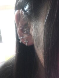 こういう十字架 のイヤリングやピアスってイタイとかダサいとか思いますか Yahoo 知恵袋