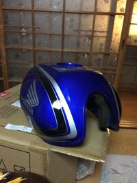 バイクタンクの塗装CB400SFのタンク塗装 - 画像のタンクを塗装