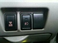 車のスイッチパネルの塞がってるとこに社外品のスイッチを付けたいのですが、塞がってるとこは外すことはできますか？ それとも穴を無理矢理開けなきゃないのですか？
この画像の右のような感じです