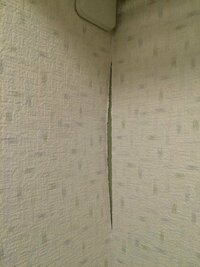 食器棚の上に突っ張り棒を設置したら 壁と天井の境目の壁紙が破れて穴が空いてしま Yahoo 知恵袋