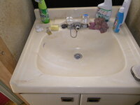 古い洗面台の素材についてです 写真のような古い洗面台 Takaraとメーカーロゴ 教えて 住まいの先生 Yahoo 不動産