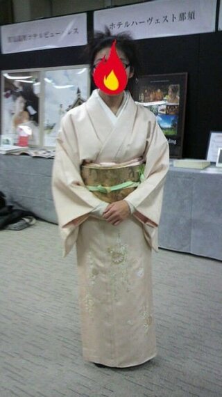 日曜日に薄いピンクの着物を着ます 写真の着物です 帯は着物と合わせた白っぽい Yahoo 知恵袋