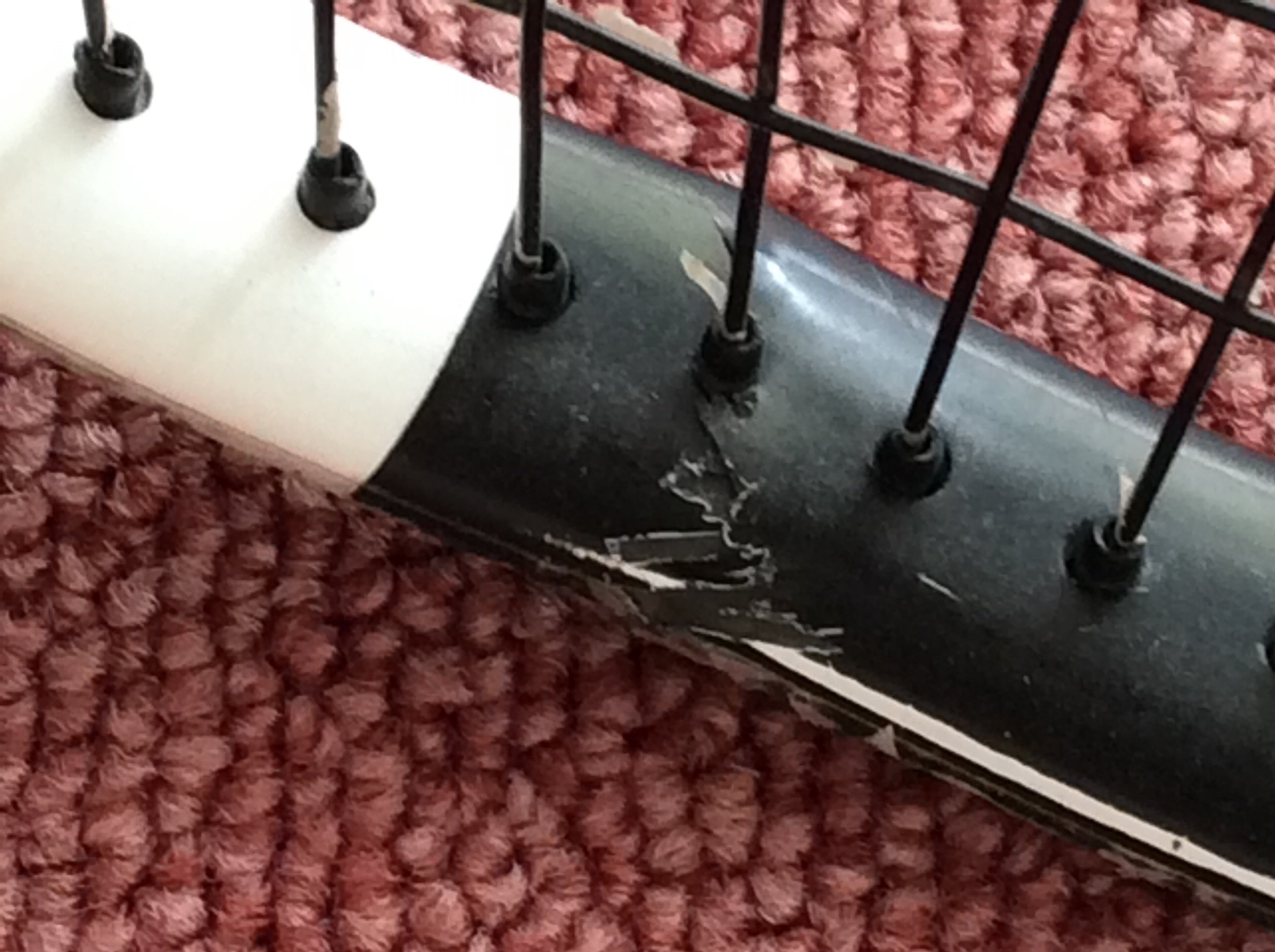 ラケットにひびが入ってしまいました。画像の通りです。引退まであと5