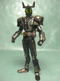 画像で仮面ライダーダークカブトハイパーフォームのフィギュアがありま Yahoo 知恵袋