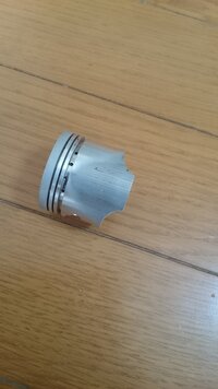 このピストンは交換でしょうか ゴリラのピストンですが 縦方向 Yahoo 知恵袋