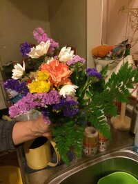 この花束は仏花にしか見えませんか 菊とカーネーションと小さな Yahoo 知恵袋