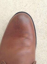 革靴を履いていて 以前にエスカレーターを上がっていた時に
革靴の足の甲がエスカレーターの
角にぶつかってしまい
色が剥げてしまいました。
こうゆう時はどのようにして
元通りかごまかすことができますか？