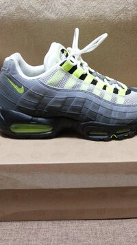 Airmax95の偽物かどうかを見分けてもらいたいのですが 誰かわかる人いま Yahoo 知恵袋