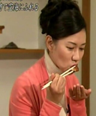 和食マナーでは手皿は禁忌とされてますが みんなやってますよね本来は器を持って Yahoo 知恵袋