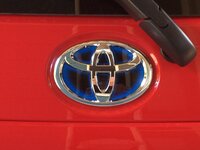 Toyotaエンブレム色と市販の色縁取りシール うちはアクアですが 画像のよ Yahoo 知恵袋